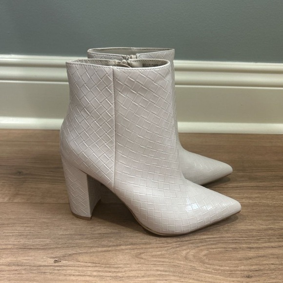 BAMBOO Woven Pattern Cream Ankle Boots Size 7 - Picture 1 of 7